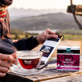 Herbata Czarna z dodatkami  W porcjach  Dilmah Berry Sensation [20x2g] - Cejlońska czarna herbata z dodatkiem jagód, malin i aromatów.    20 stożkowych torebek ekspresowych 2g z zawieszką  2
