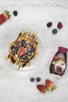 Sosy do deserów i lodów - Fabbri Minitopping Caramello / Caramel [225g] - Kremowy sos karmelowy polewa kalmelowa 225g / 165ml - 4 - Thuiles with Chantilly cream, berries and Top Caramel