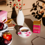 Herbata czarna aromatyzowana ekspresowa w puszce - Dilmah 85 Reserve Rose, Lychee &amp; Vanilla [20x2g] - Cejlońska czarna herbata z aromatem róży, liczi i wanilii - 20 stożkowych biodegradowalnych torebek ekspresowych 2g z zawieszką w puszce 9