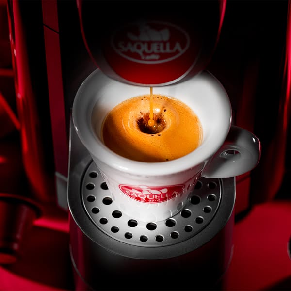 Kawa kapsułkowa Saquella przygotowywana w ekspresie do kawy z systemem Nespresso – przykład wygodnego i szybkiego sposobu na aromatyczną kawę w biurze.