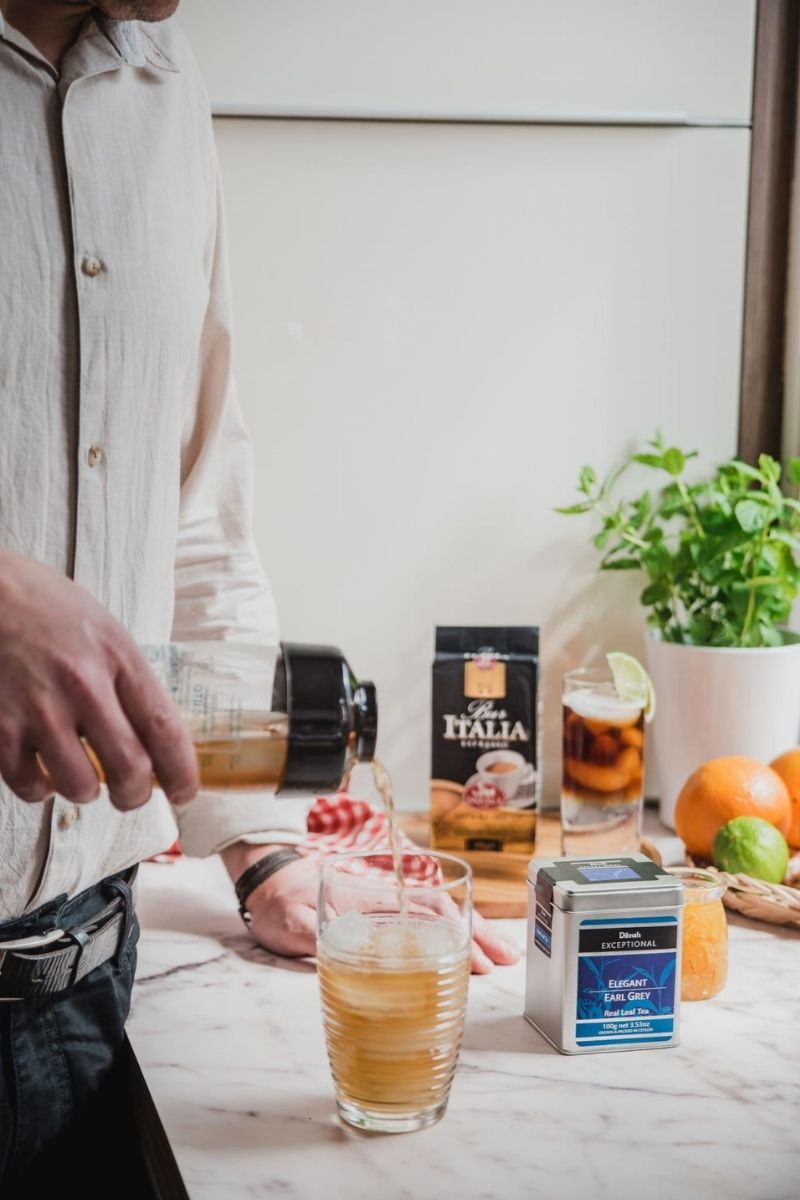 CEO wykonujący o poranku herbatę na zimno Dilmah Exceptional Elegant Earl Grey.