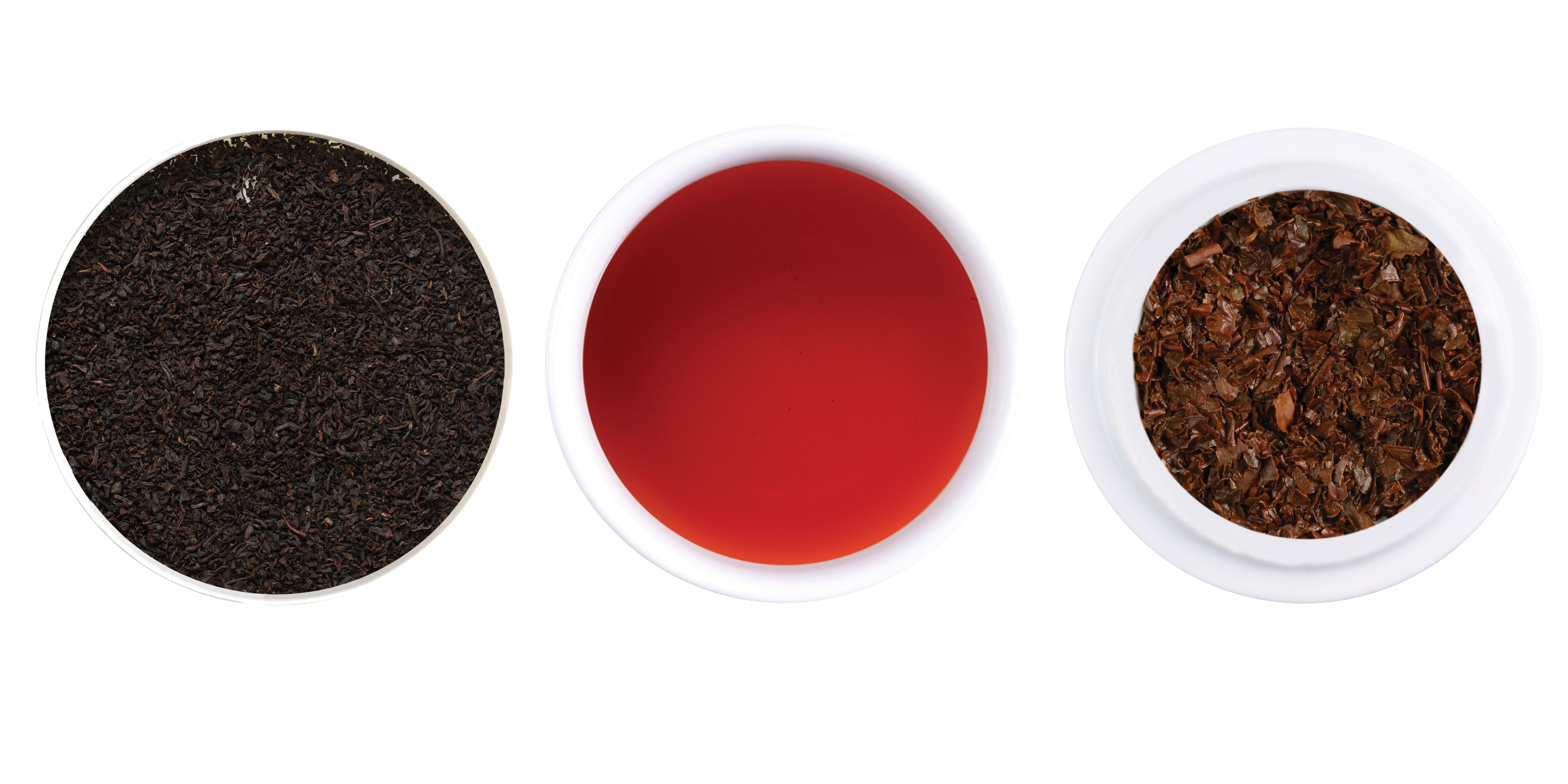 Widok z góry na filiżanki prezentujące susz, kolor naparu i namoknięte fusy herbaty Dilmah Original Earl Grey.