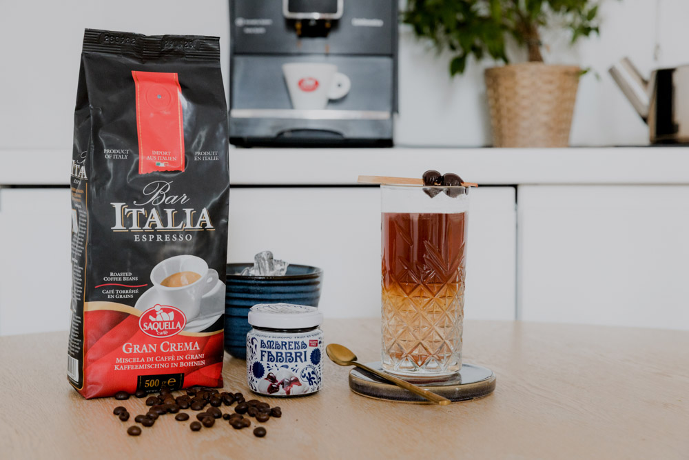 Tonic Espresso Amarena - Opakowanie kawy ziarnistej Saquella i gotowy napój Tonic Espresso w ozdobnej szklance