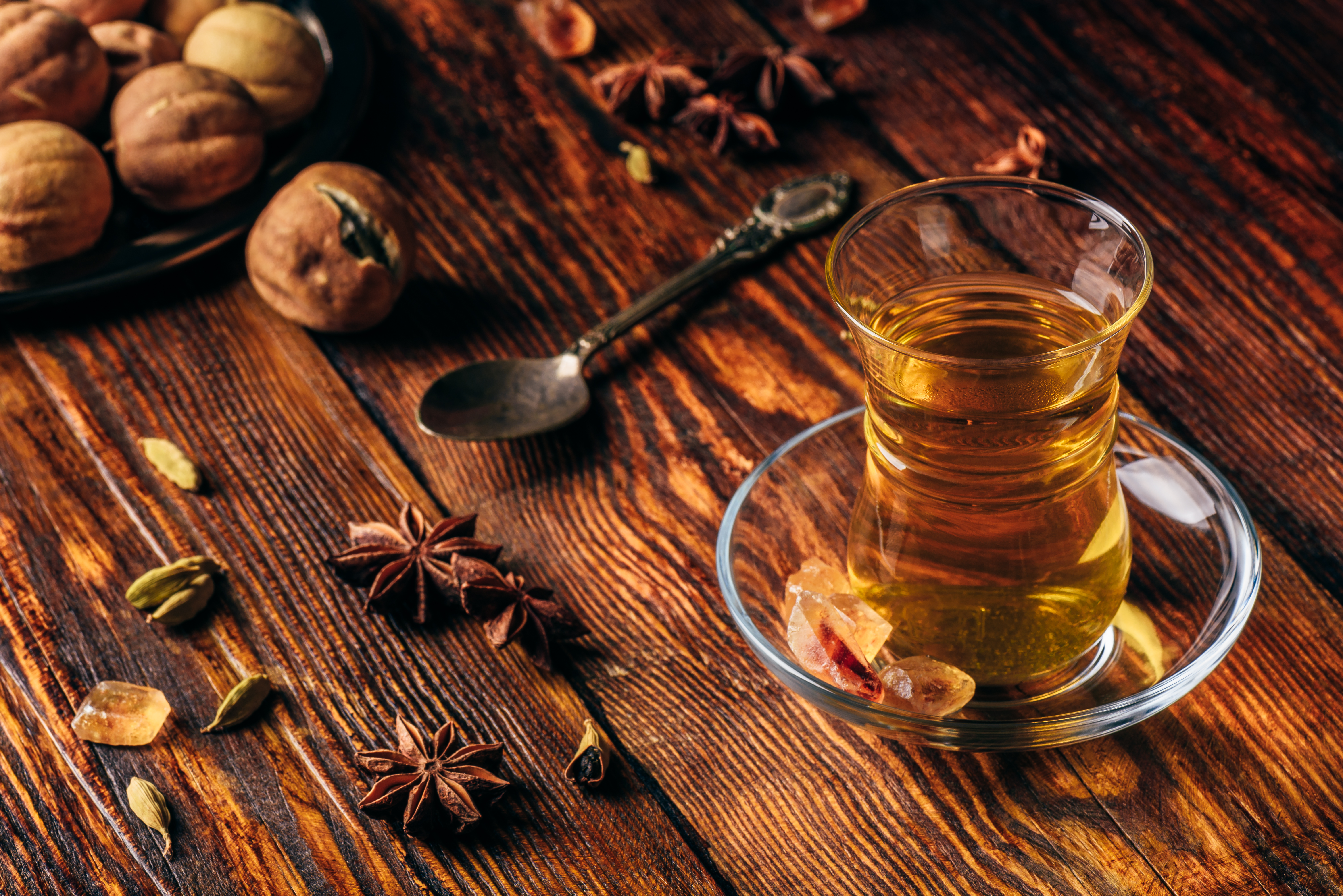 Jesienna herbata z anyżem i kardamonem w marokańskiej szklance.