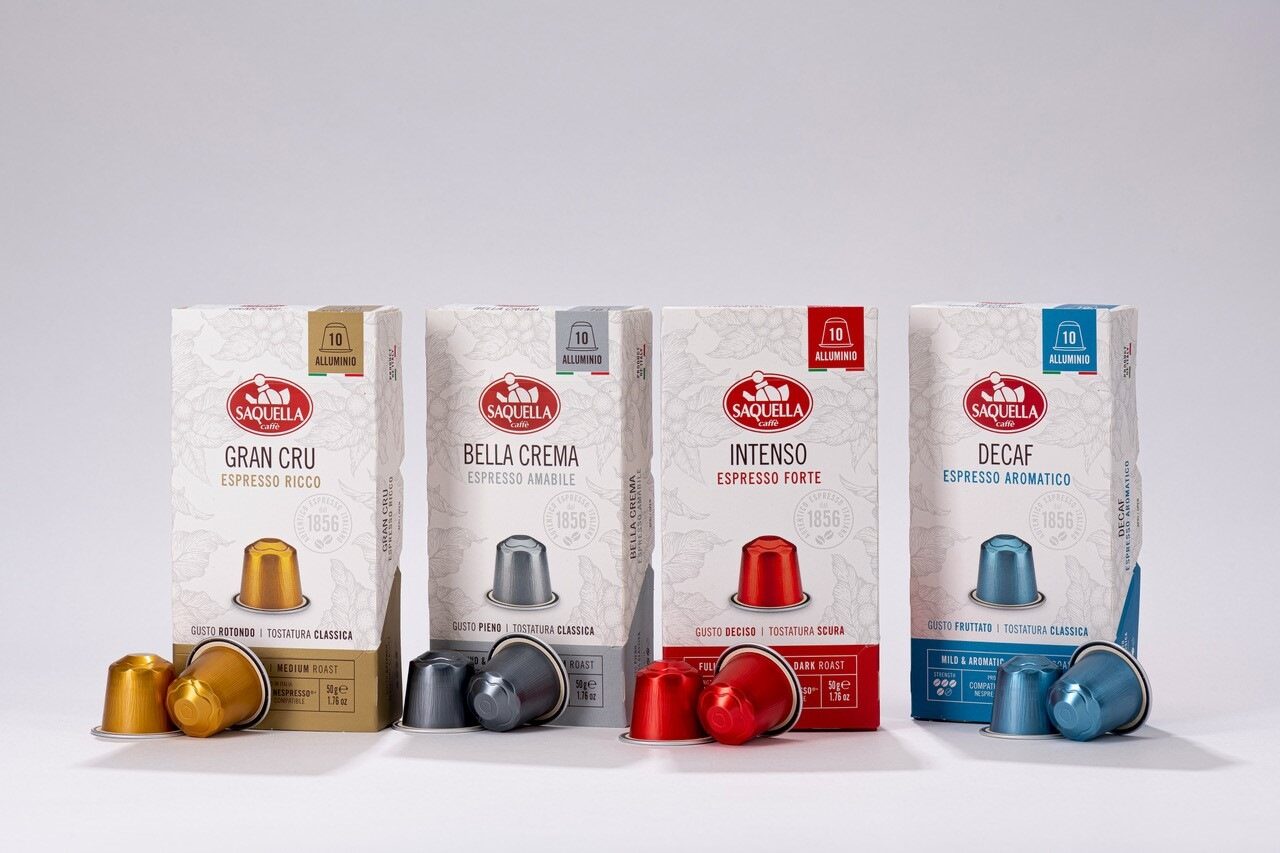 Kawa w kapsułkach Saquella – różnorodne warianty idealne do biura, podnoszące satysfakcję zespołu: Saquella Gran Cru Espresso Ricco, Saquella Bella Crema Espresso Amabile, Saquella Intenso Espresso Forte, Saquella Decaf Espresso Aromatico.