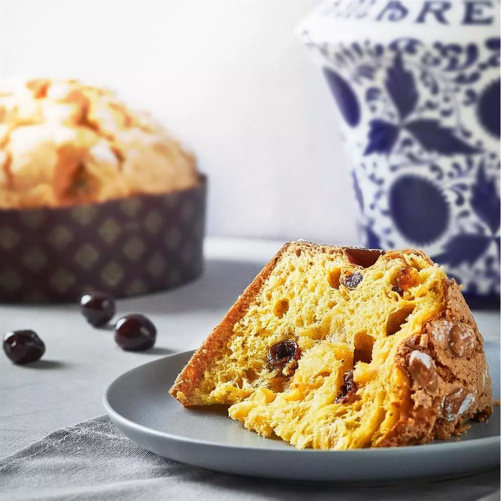 Włoskie ciasto Panettone marki Fabbri – kawałek na talerzyku.