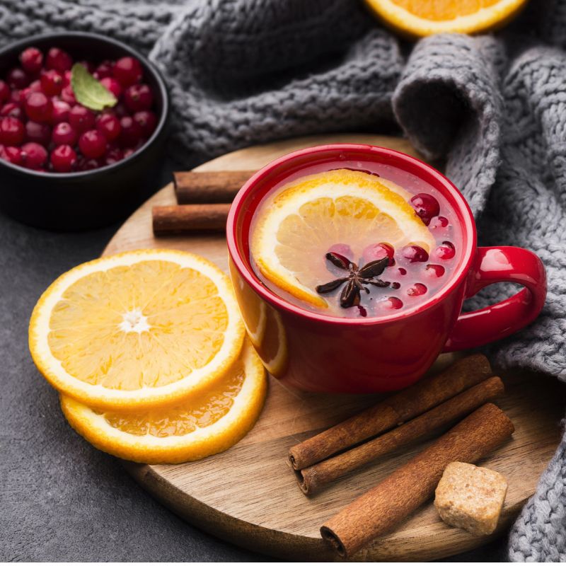 Idealny jesienny rozgrzewający napar z cynamonem, goździkami i pomarańczą.
