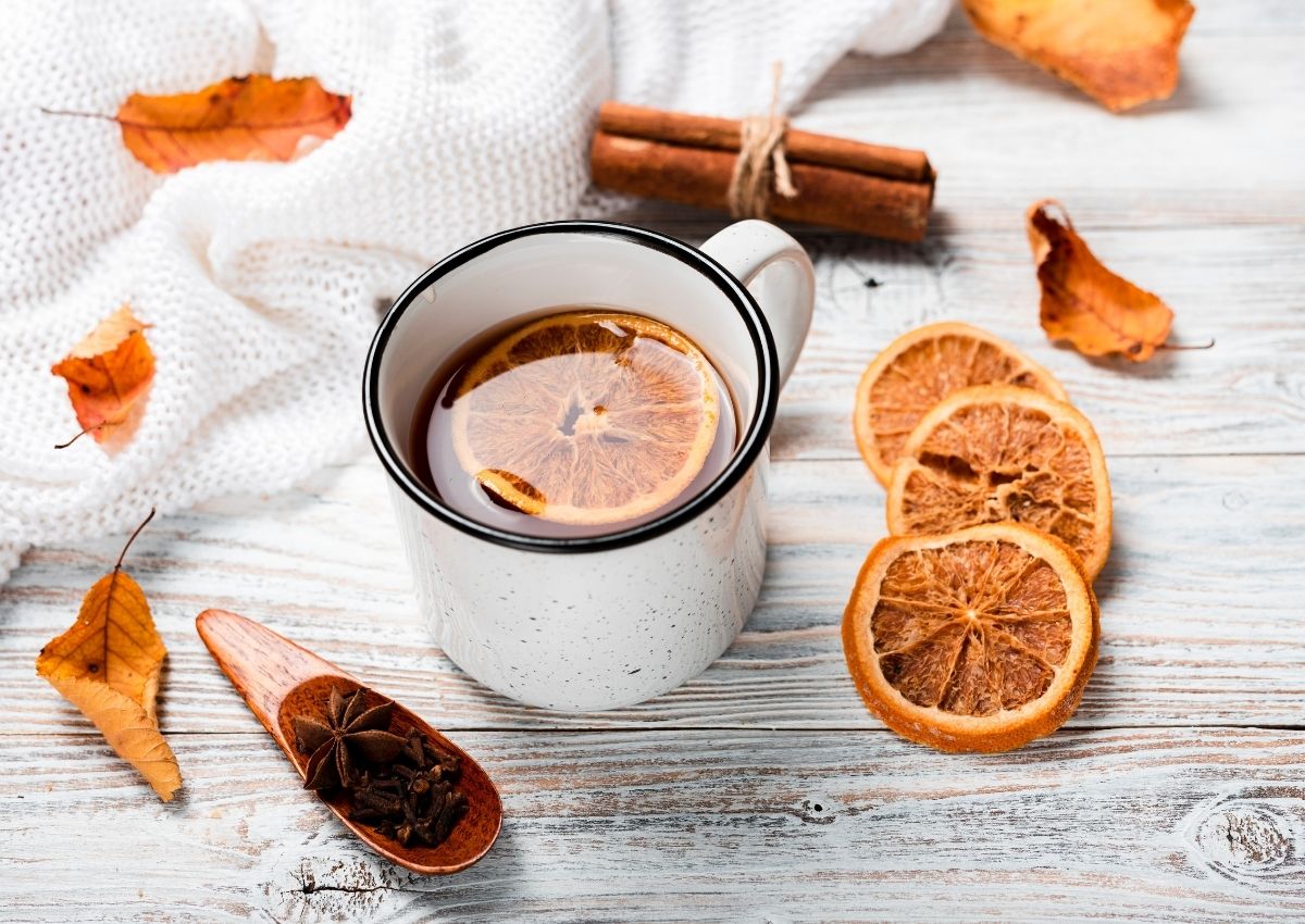 Jesienna herbata z suszoną pomarańczą, cynamonem i goździkami.