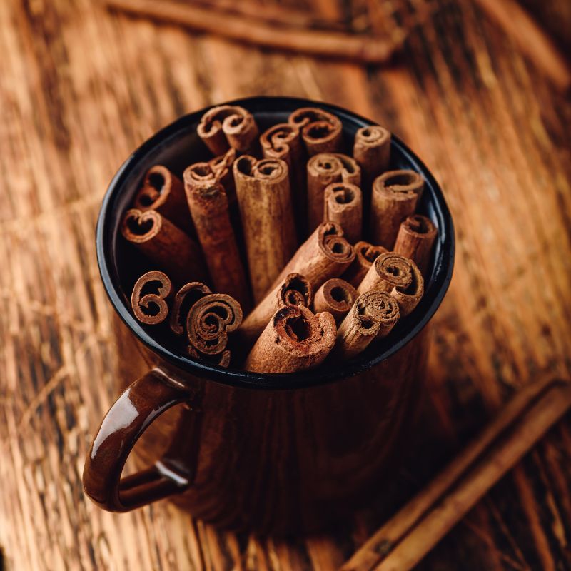 Aromatyczne laski cejlońskiego cynamonu w kubku.